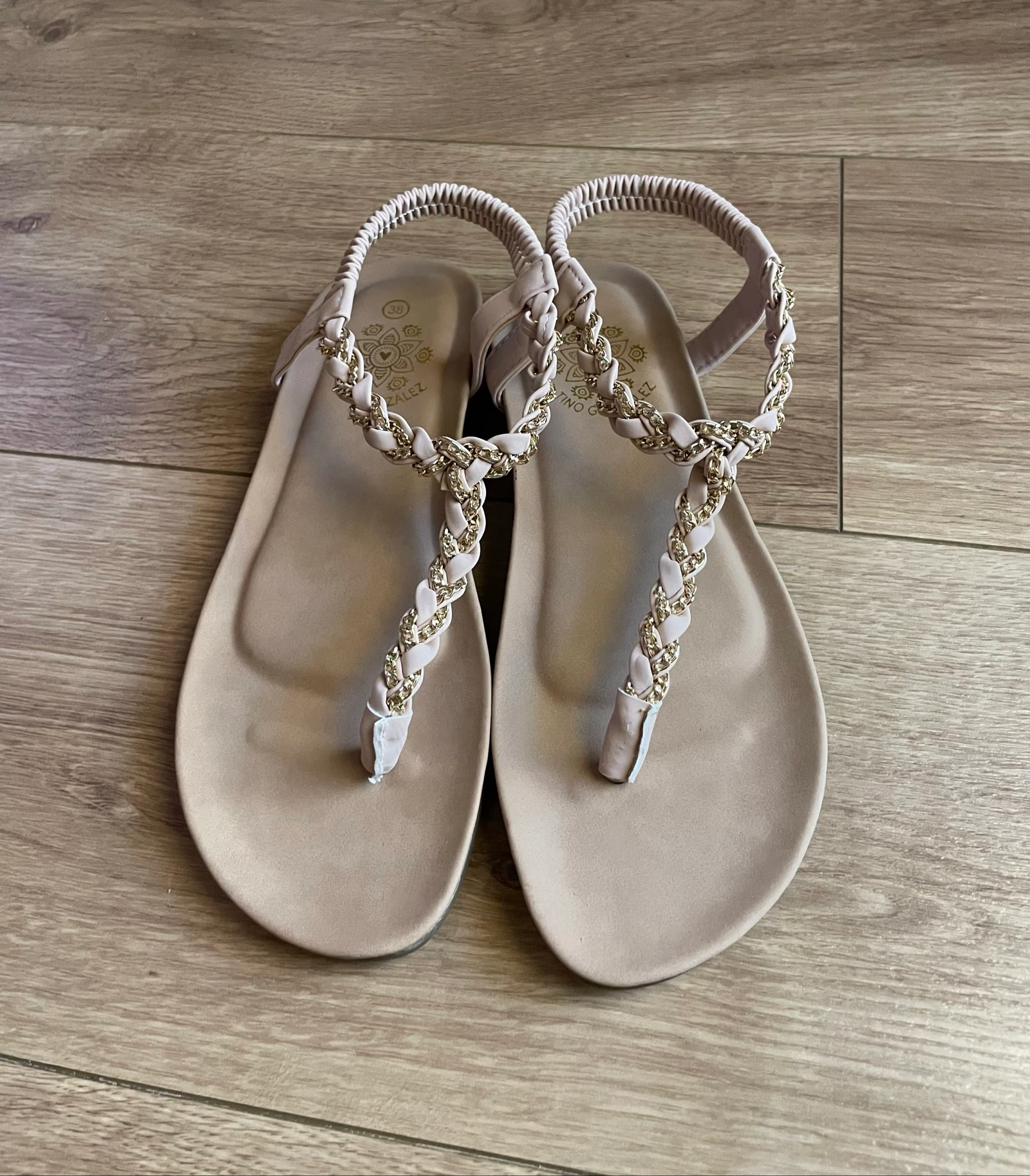 Sandalia plana con detalles dorados talla 38